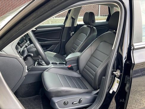 Certified 2024 Volkswagen Jetta SE w/ Panoramic Sunroof Package image 24