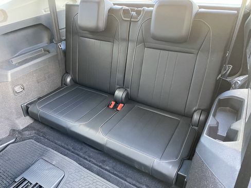 Used 2022 Volkswagen Tiguan SE w/ Panoramic Sunroof Package FWD image 30