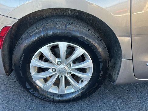 Used 2017 Chrysler Pacifica Touring-L image 24