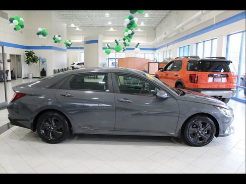 Used 2023 Hyundai Elantra SEL image 4