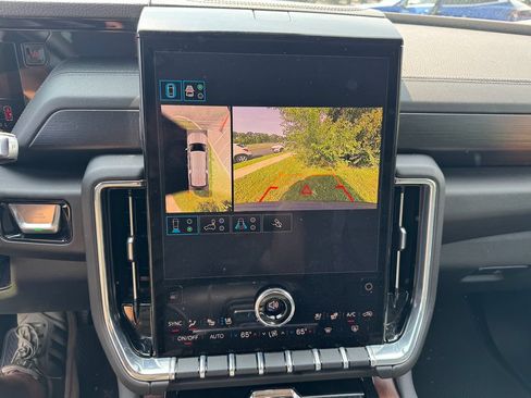 Used 2025 GMC Yukon XL Denali AWD/4WD image 18