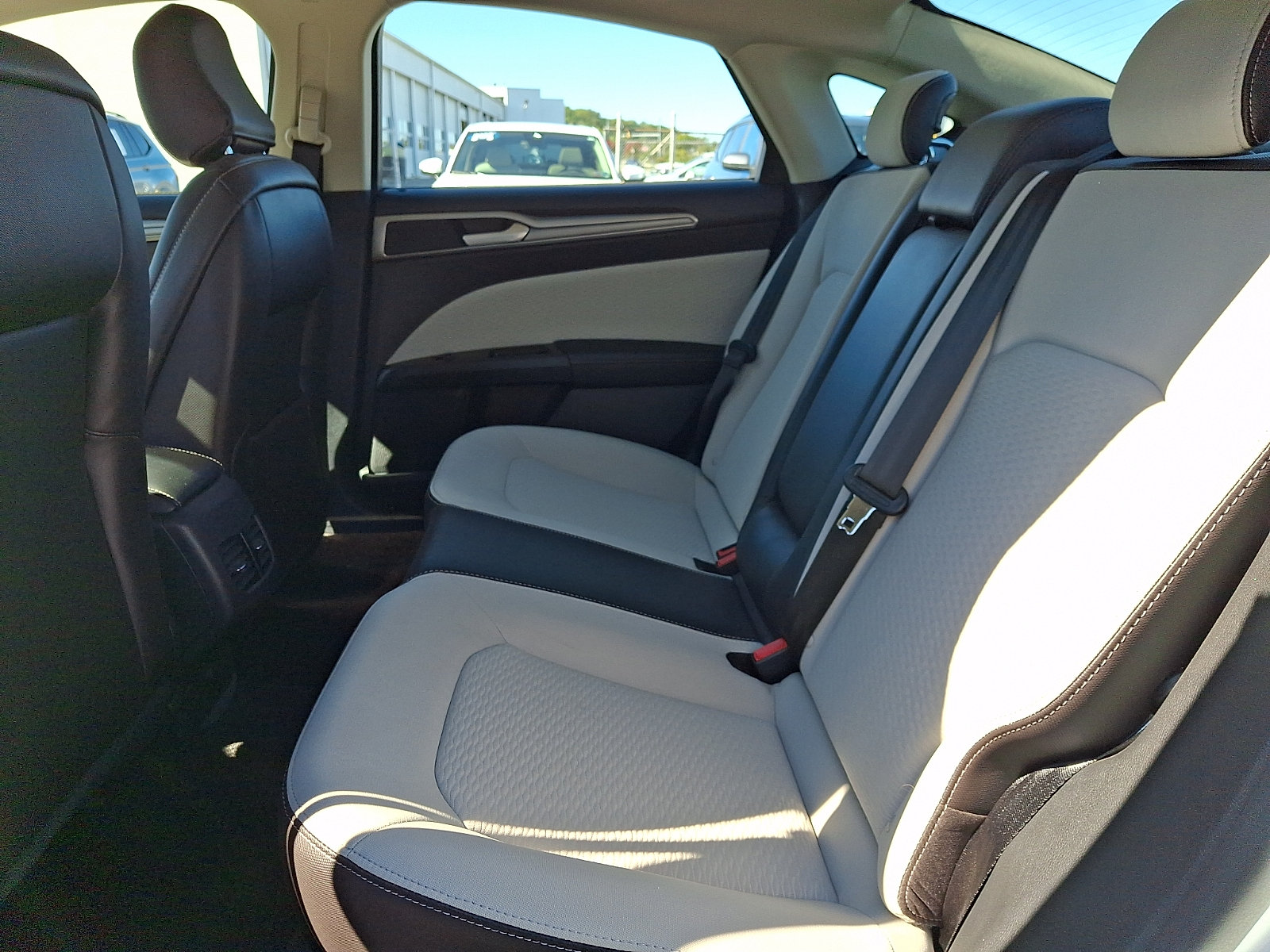 Used 2020 Ford Fusion SE w/ Equipment Group 151A FWD image 10
