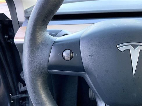 Used 2022 Tesla Model Y Long Range AWD/4WD image 21