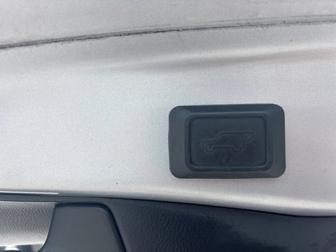 Used 2022 Toyota RAV4 XLE w/ Convenience Package AWD/4WD image 9