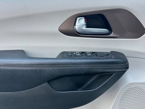 Used 2018 Chrysler Pacifica Touring-L Plus FWD image 11