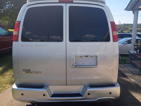 Used 2017 Chevrolet Express 2500 RWD image 6