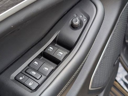 Used 2023 Jeep Grand Cherokee Limited w/ Luxury Tech Group II image 15