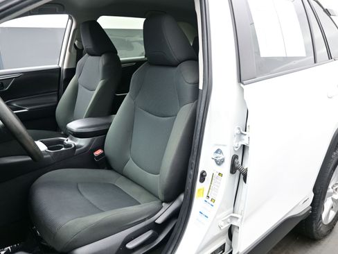 Used 2021 Toyota RAV4 LE image 11