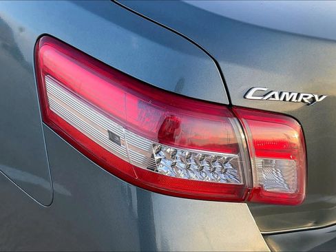 Used 2010 Toyota Camry LE image 29