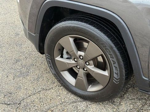 Used 2017 Jeep Cherokee Latitude AWD/4WD image 10