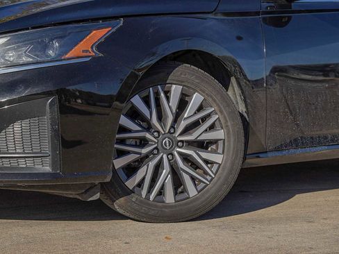 Used 2024 Nissan Altima 2.5 SV image 2