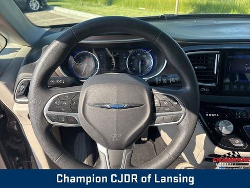 Used 2017 Chrysler Pacifica Touring FWD image 22