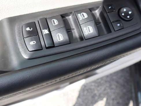 Used 2023 Chrysler Pacifica Touring-L FWD image 13