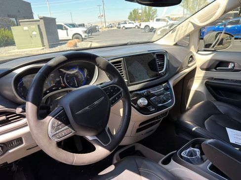 Used 2022 Chrysler Pacifica Touring-L FWD image 9