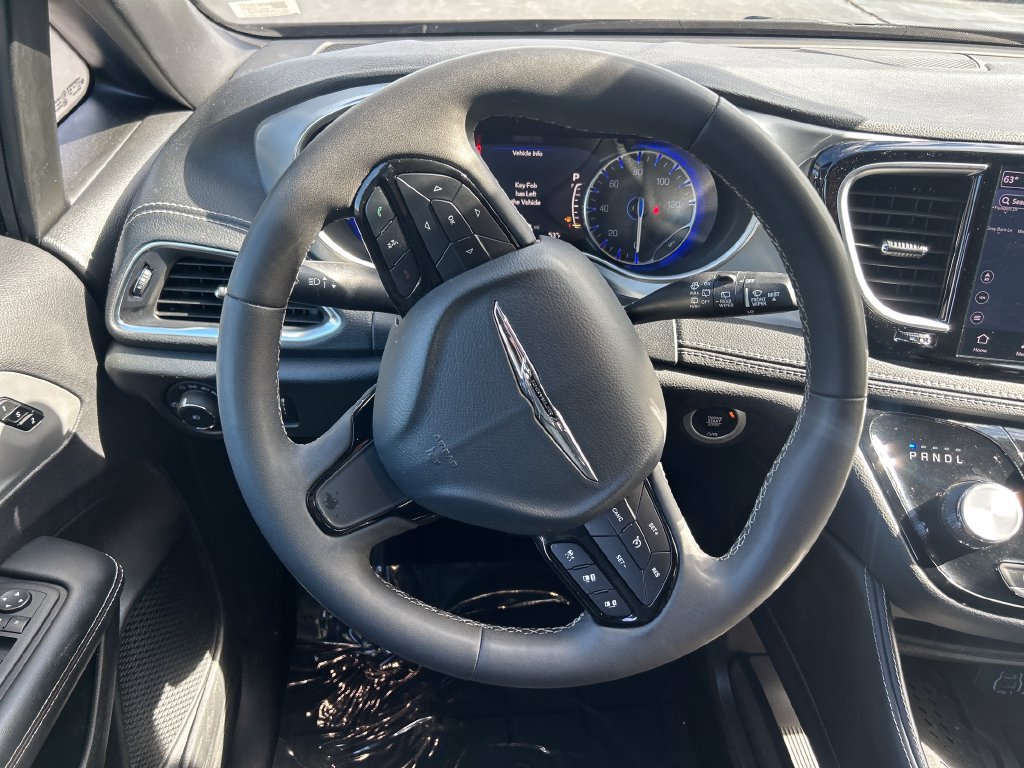 Used 2025 Chrysler Pacifica Limited FWD image 17