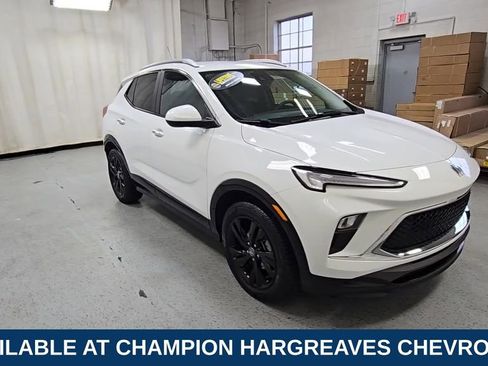 Used 2024 Buick Encore GX Sport Touring image 2