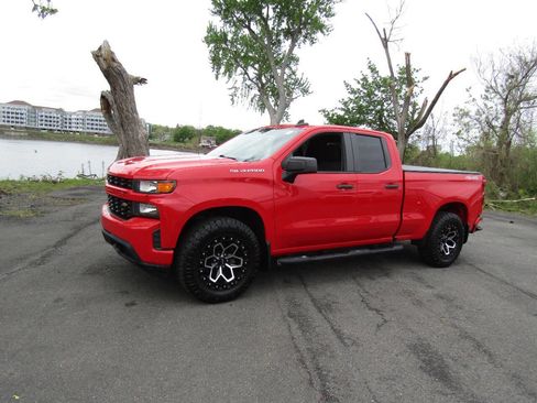 Used 2019 Chevrolet Silverado 1500 Custom w/ Custom Value Package AWD/4WD image 2