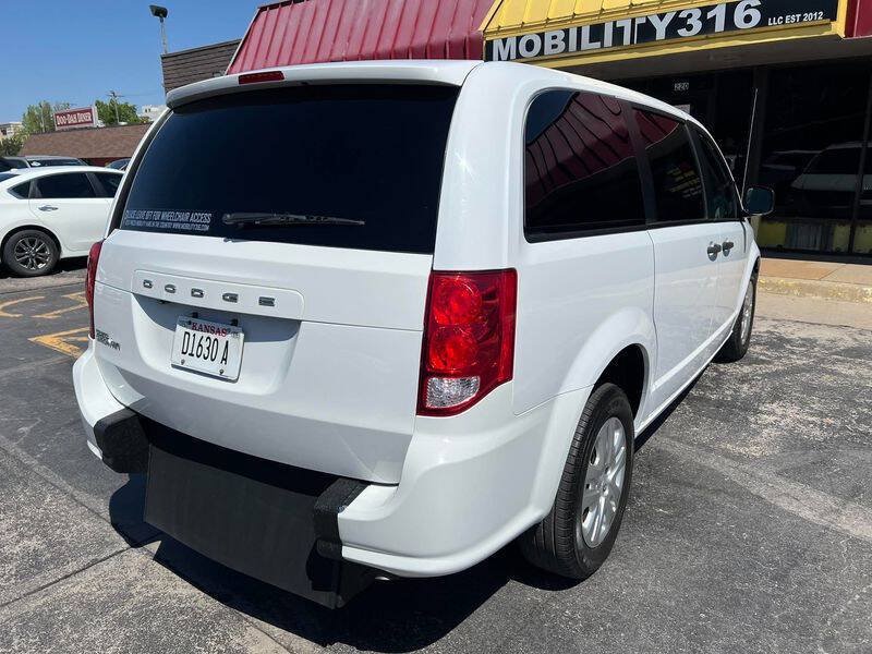 Used 2020 Dodge Grand Caravan SE w/ UConnect Hands-Free Group FWD image 11