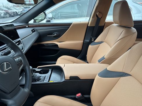 Used 2024 Lexus ES 300h w/ Premium Package image 12