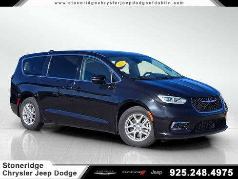 Used 2023 Chrysler Pacifica Touring-L FWD image 1