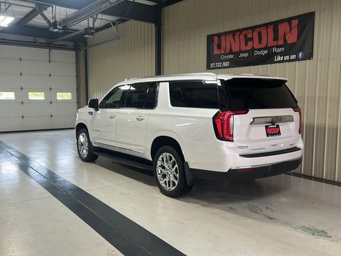 Used 2022 GMC Yukon XL SLT w/ SLT Premium Package AWD/4WD image 3