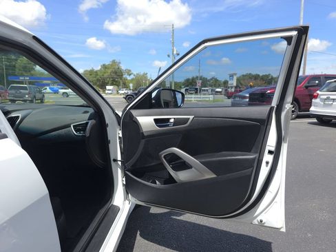 Used 2016 Hyundai Veloster FWD image 11