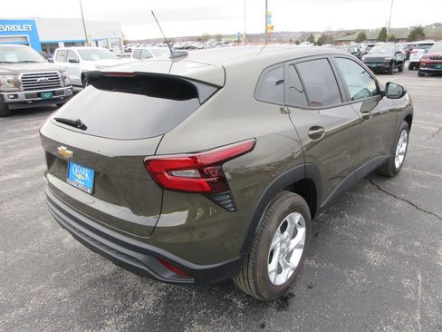 Used 2024 Chevrolet Trax LS w/ LS Convenience Package image 5