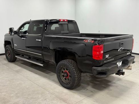 Used 2019 Chevrolet Silverado 2500 High Country w/ Duramax Plus Package image 9