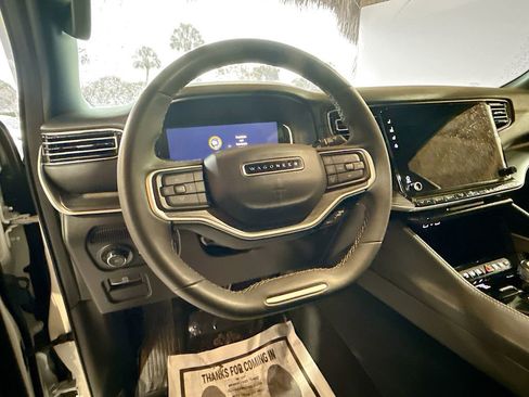 Used 2023 Jeep Wagoneer L Series II image 12