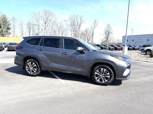 Used 2023 Toyota Highlander XLE image 14