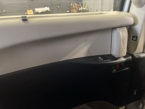 Used 2024 Chrysler Pacifica Touring-L image 26