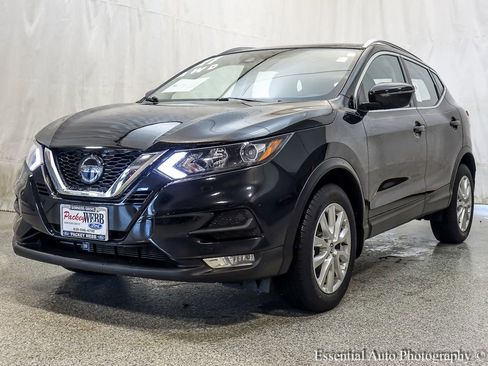 Used 2021 Nissan Rogue Sport SV image 2