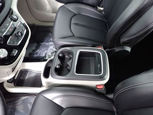 Used 2023 Chrysler Pacifica Touring-L FWD image 35
