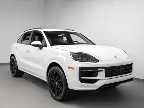 Certified 2025 Porsche Cayenne image 10