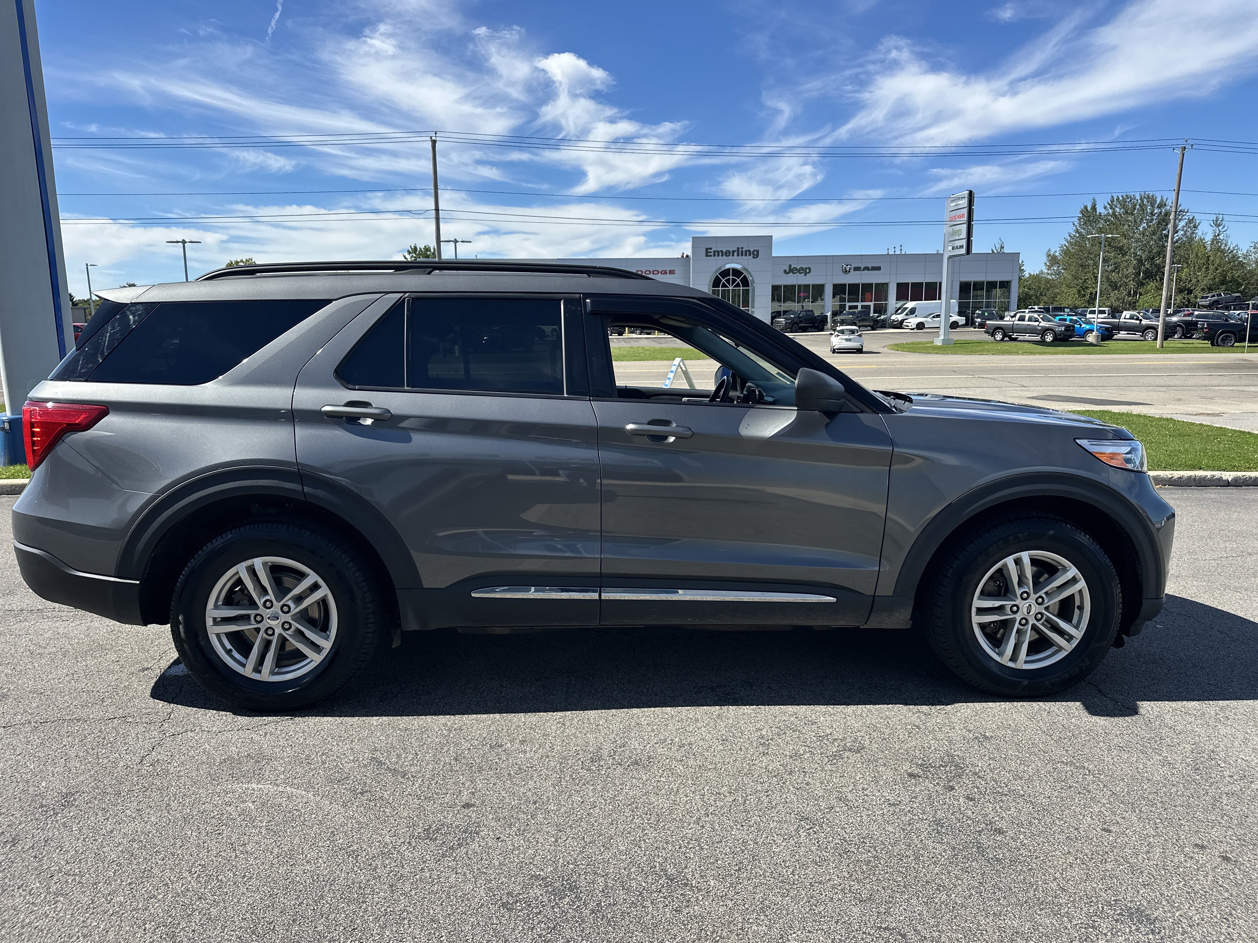 Used 2023 Ford Explorer XLT AWD/4WD image 17