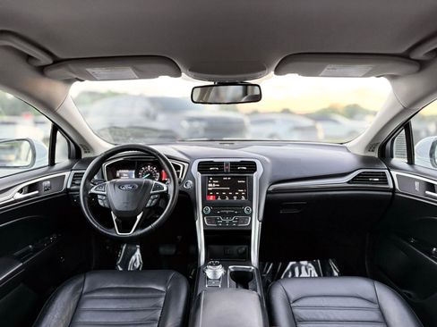 Used 2018 Ford Fusion SE w/ Equipment Group 602A FWD image 2