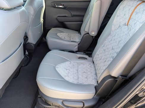 Used 2022 Toyota Highlander Bronze Edition image 29