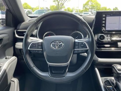 Used 2022 Toyota Highlander XSE AWD/4WD image 9
