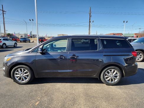 Used 2019 Kia Sedona EX image 2