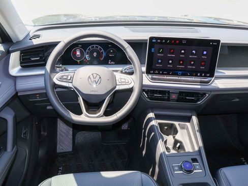 New 2026 Volkswagen Tiguan SE FWD image 18