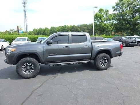Used 2017 Toyota Tacoma TRD Off-Road w/ Premium & Technology Package AWD/4WD image 2