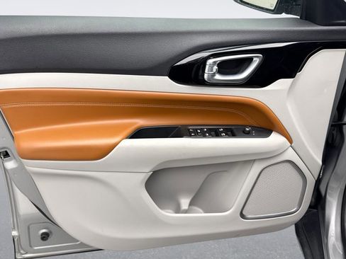 Used 2023 Jeep Compass Limited image 9