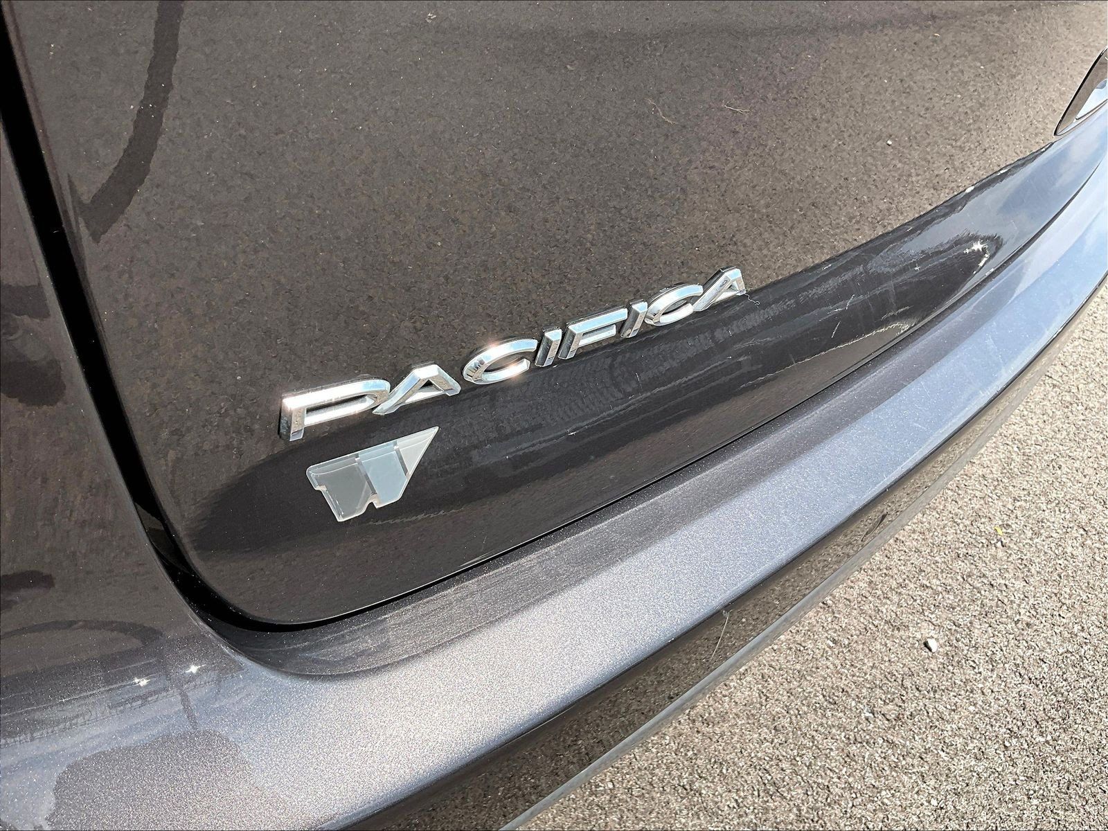 Used 2022 Chrysler Pacifica Touring-L FWD image 23