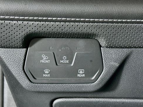 Used 2025 Volkswagen Atlas Cross Sport SE FWD image 17