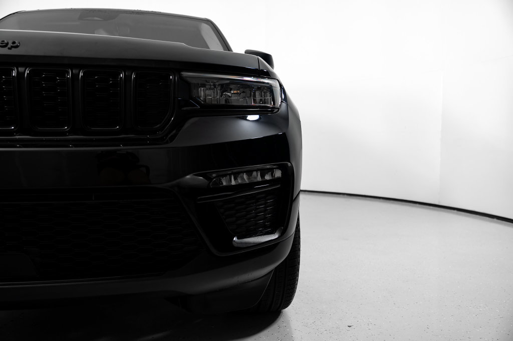 Used 2023 Jeep Grand Cherokee Limited w/ Black Appearance Package AWD/4WD image 20