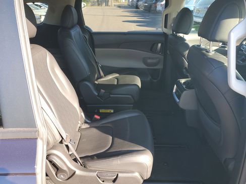 Certified 2025 Kia Carnival EX image 12