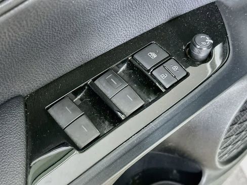 Used 2020 Toyota Prius LE FWD image 27