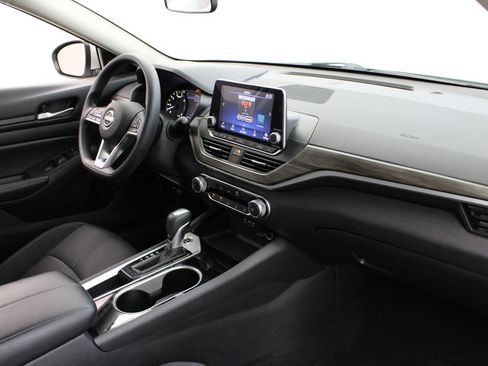 Used 2024 Nissan Altima 2.5 SV FWD image 24