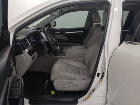 Used 2019 Toyota Highlander XLE FWD image 17