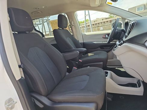 Used 2023 Chrysler Voyager LX FWD image 10